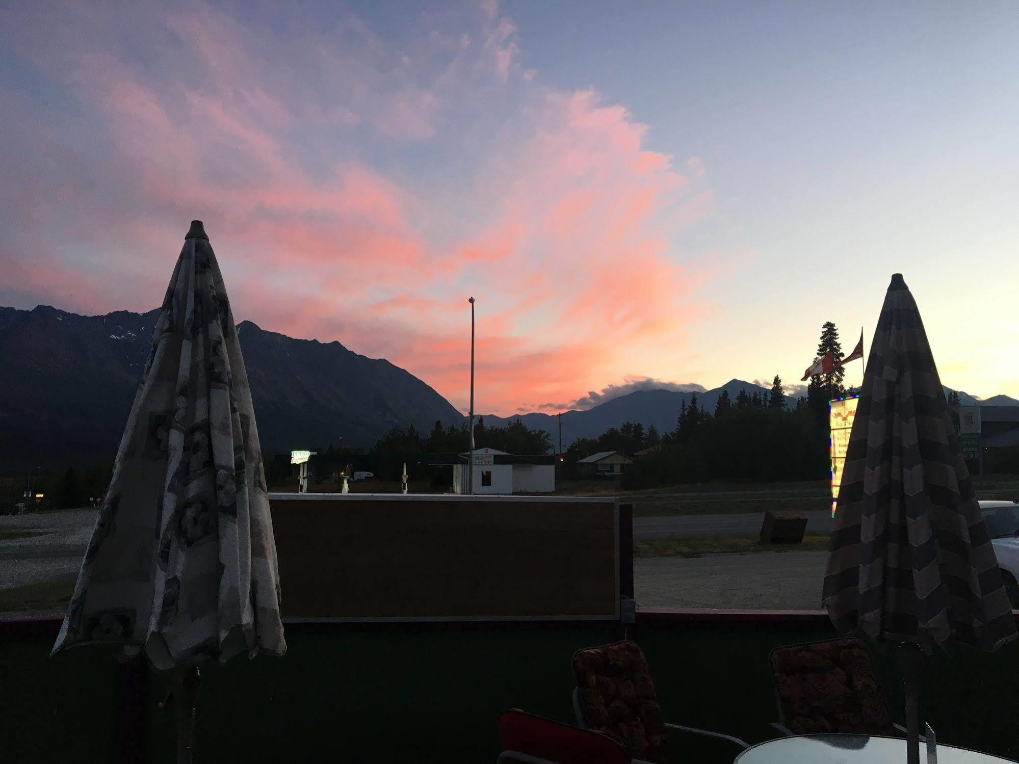 Kluane Park Inn Haines Junction Exterior photo